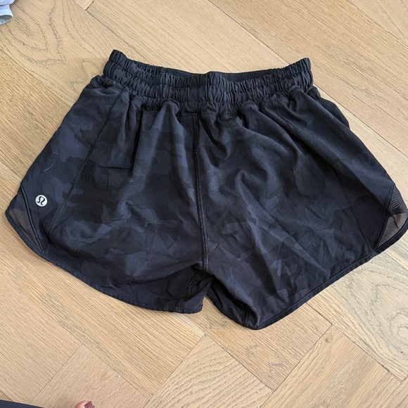 lululemon athletica hotty hot Black camo Athletic Shorts size 2 4” length - Picture 4 of 4